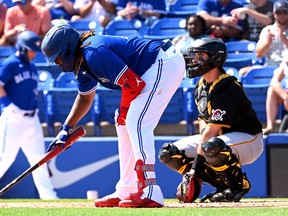 Vladimir Guerrero Jr. des Blue Jays se prépare à battre lors de la première manche d'un match d'entraînement de printemps contre les Pirates de Pittsburgh au TD Ballpark.