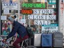 Un magasin annonçant sa fermeture à Toronto.