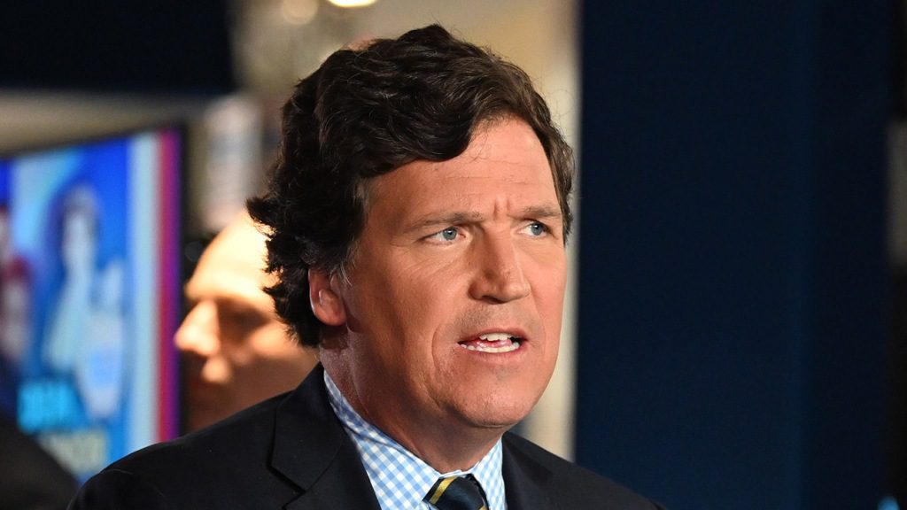 La Maison Blanche appelle Tucker Carlson alors que l'indignation à propos des segments du 6 janvier augmente
