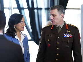 La ministre de la Défense nationale Anita Anand s'entretient avec le major-général Steve Boivin, commandant du Commandement des Forces d'opérations spéciales du Canada, à la suite d'une annonce faite au Quartier général de la Défense nationale à Ottawa le mardi 21 mars 2023.