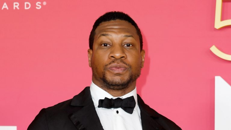 La campagne publicitaire de l'armée américaine "Be All You Can Be" de Jonathan Majors suspendue après son arrestation
