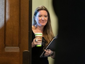 Katie Telford, chef de cabinet du premier ministre Justin Trudeau, part après une réunion du caucus libéral sur la colline du Parlement à Ottawa plus tôt ce mois-ci.