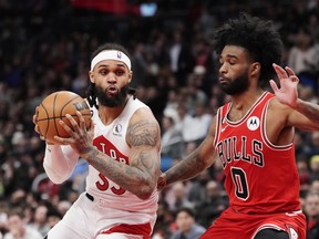 Gary Trent Jr. des Raptors (à gauche) protège le ballon de Coby White des Chicago Bulls lors de la seconde mi-temps à Toronto, le mardi 28 février 2023.