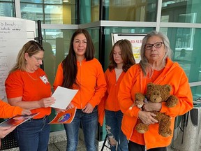 Mercredi, la famille du bambin Gabriel Sinclair-Pasqua tué à Calgary était au Calgary Courts Centre pour montrer son soutien à l'enfant alors que les avocats de ses parents ont comparu devant le tribunal au nom du couple, qui est accusé d'homicide involontaire coupable à sa mort le 5 octobre. 2021.