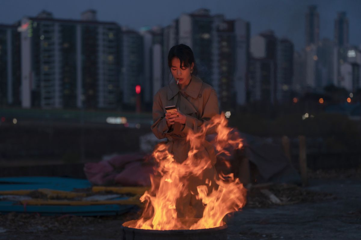 Lee Do-Hyun dans le rôle de Joo Yeo-jeong et Song Hye-kyo dans le rôle de Moon Dong-eun debout de l'autre côté d'une clôture