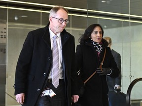 Le sous-ministre du ministère de la Défense Bill Matthews et la ministre de la Défense nationale Anita Anand arrivent pour comparaître devant le Comité permanent de la Défense nationale à Ottawa le 13 décembre 2022.