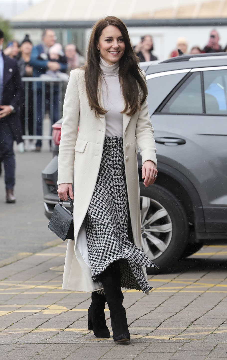 port talbot, pays de galles 28 février catherine, la princesse de galles arrive au centre de remise en forme de loisirs d'aberavon avec le prince william, prince de galles, pour savoir comment le sport et l'exercice peuvent soutenir la santé mentale et le bien-être lors de leur visite au pays de galles le 28 février 2023 à port talbot, pays de galles le prince et la princesse de galles visitent des communautés et des initiatives de santé mentale dans le sud du pays de galles avant le jour de la saint davids, qui a lieu le 1er mars photo de chris jacksongetty images