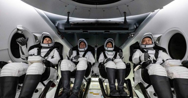 La mission Crew-5 de SpaceX revient en toute sécurité sur Terre après cinq mois dans l’espace