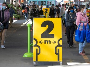 Les gens essaient de respecter les règles de distanciation sociale au marché Jean-Talon en septembre 2020. De nombreuses personnes ont trouvé des moyens de lutter contre la solitude en se connectant avec les autres pendant les périodes intenses de la pandémie — par exemple, se réunir à l'extérieur à distance — note l'auteur principal d'un article de McGill Étude dirigée par une université sur l'impact de la crise mondiale sur la santé mentale.