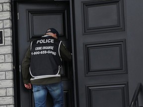 Mercredi, les policiers étaient occupés à entrer et sortir du domicile de Michel Lamontagne, membre des Hells Angels, à Blainville.