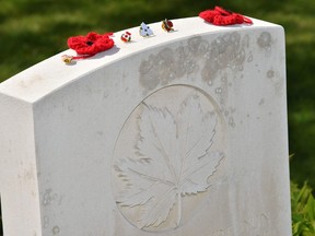 Une photo montre des objets placés sur une tombe dans le cimetière militaire canadien de la Première Guerre mondiale à Vimy, près d'Arras, dans le nord de la France, le 9 avril 2017, lors d'une cérémonie commémorative marquant le 100e anniversaire de la bataille de la crête de Vimy, une guerre mondiale Je me bats, une victoire coûteuse pour le Canada, mais qui a contribué à façonner l'identité nationale de l'ancienne colonie britannique.