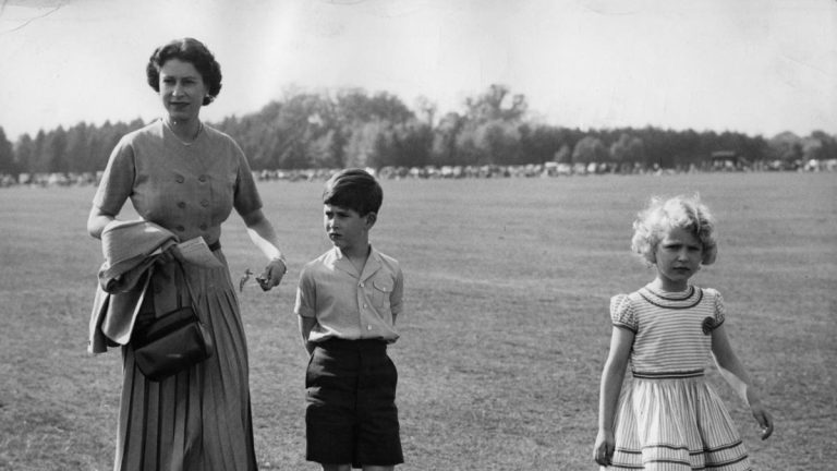 La reine se souvient de la famille royale lors de la première fête des mères depuis sa mort