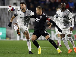 Le défenseur du Toronto FC Matt Hedges (2) lance le ballon loin du milieu de terrain de DC United Russell Canouse (6) au cours de la première mi-temps à Audi Field samedi.