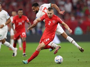 Alistair Johnston du Canada retient Sofiane Boufal du Maroc lors du match du groupe F de la Coupe du Monde de la FIFA Qatar 2022 au stade Al Thumama le 1er décembre 2022 à Doha, au Qatar.