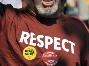 Un manifestant porte une chemise rouge avec 