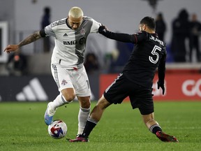 Le milieu de terrain du Toronto FC Federico Bernardeschi (10) lance le ballon devant le défenseur de DC United Mohanad Jeahze (5) au cours de la première moitié à Audi Field.