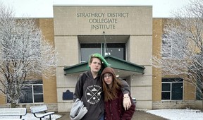 Les élèves de 9e année Woodland Mavka, à gauche, et Aleks Godfrey-Fidom font partie des plus de 200 élèves qui ont signé une pétition en ligne après que leur école secondaire, le Strathroy District Collegiate Institute, ait retiré les portes des toilettes extérieures pour réduire le vandalisme et le vapotage.  (JONATHAN JUHA/The London Free Press)