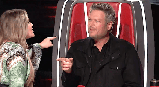 Blake Shelton and Kelly Clarkson fighting screenshot