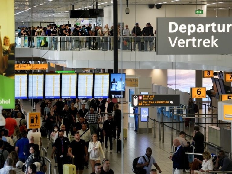 L’aéroport Schiphol d’Amsterdam plafonne à nouveau le nombre de passagers