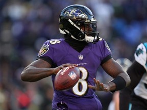 Le quart-arrière Lamar Jackson des Ravens de Baltimore revient pour passer contre les Panthers de la Caroline au M&T Bank Stadium le 20 novembre 2022 à Baltimore, Maryland.