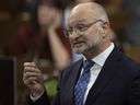 Le ministre de la Justice du Canada, David Lametti, accuse les conservateurs de Pierre Poilievre d'utiliser des tragédies comme le meurtre d'un jeune agent de la Police provinciale de l'Ontario 