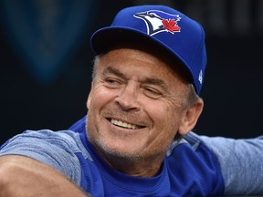 L'ancien manager John Gibbons des Blue Jays de Toronto en 2018, regarde depuis la pirogue en attendant qu'un match commence contre les Royals de Kansas City au Kauffman Stadium de Kansas City, Missouri.  (Photo par Ed Zurga/Getty Images)