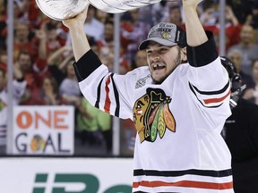 Dans cette photo d'archive du 24 juin 2013, les Blackhawks de Chicago, Daniel Carcillo, hissent la Coupe Stanley après que les Blackhawks aient battu les Bruins de Boston 3-2 lors du sixième match de la finale de la Coupe Stanley de hockey de la LNH à Boston.