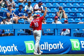 Le receveur des Phillies de Philadelphie JT Realmuto pompe son poing après avoir été éjecté lors d'un match contre les Blue Jays de Toronto en quatrième manche lors de l'entraînement printanier au TD Ballpark de Dunedin, en Floride, le 27 mars 2023.