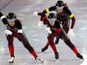 Valérie Maltais, Ivanie Blondin et Isabelle Weidemann du Canada patinent vers l'or dans la course de poursuite par équipe féminine lors des Championnats du monde de patinage de vitesse de l'ISU à la patinoire Thialf à Heerenveen, aux Pays-Bas, vendredi.  Dean Mouhtaropoulos/Getty Images