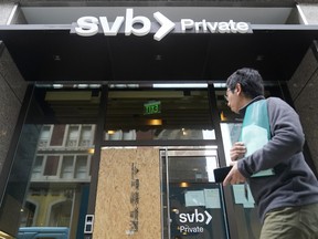 Un piéton passe devant une succursale privée de la Silicon Valley Bank à San Francisco.