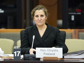 La ministre des Finances et vice-première ministre Chrystia Freeland témoigne devant un comité sénatorial des finances nationales à Ottawa le mercredi 7 décembre 2022. Le Canada interdit l'importation d'acier et d'aluminium russes dans le cadre de son régime de sanctions.