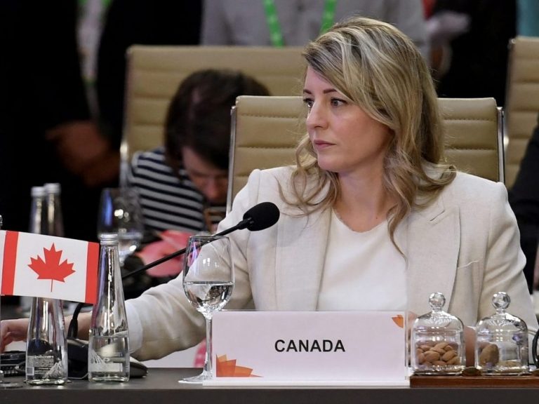 Le Canada ne tolérera « jamais » l’ingérence étrangère, dit Joly à la Chine