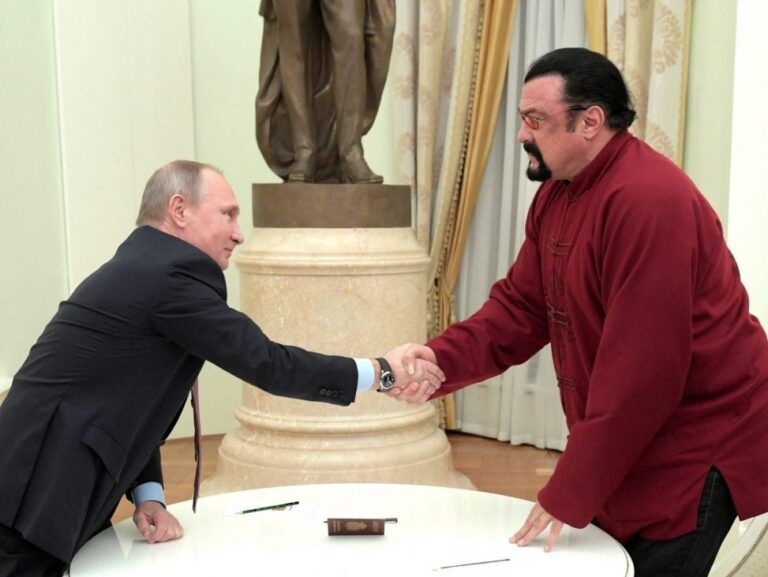 Le Russe Poutine décerne à l’acteur Steven Seagal le premier prix pour son « travail humanitaire »