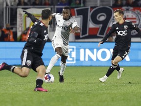 25 février 2023 ;  Washington, District de Columbia, États-Unis ;  Le défenseur du Toronto FC Richie Laryea dribble le ballon alors que le défenseur du DC United Pedro Santos poursuit en première mi-temps à Audi Field.