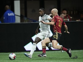 Le défenseur d'Atlanta United Andrew Gutman (15 ans) s'attaque au ballon contre le milieu de terrain du Toronto FC Richie Laryea.