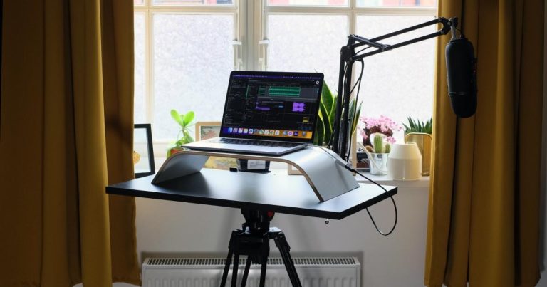 Le Tripod Desk Pro est un bureau debout portable qui a amélioré ma configuration WFH