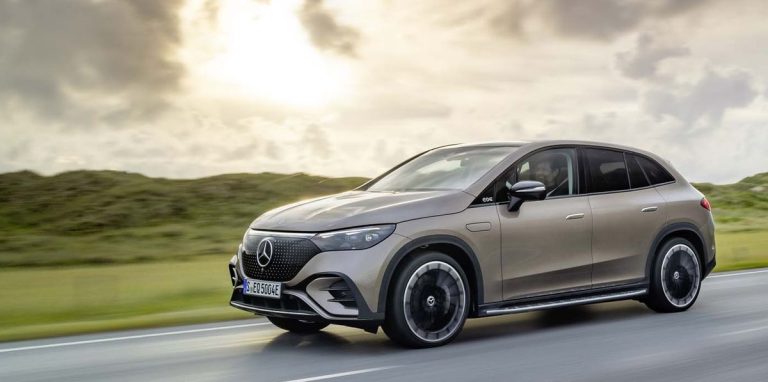 Le VUS Mercedes-Benz EQE 2023 offre une traction intégrale sans frais, contrairement à la berline