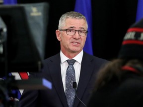 Le ministre des Finances de l'Alberta, Travis Toews, discute du budget de l'Alberta lors d'une conférence de presse à Edmonton, le 28 février 2023.