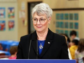 La ministre des Finances de la Colombie-Britannique, Katrine Conroy, s'adresse aux journalistes lors d'une séance de photos dans une école primaire un jour avant de présenter le budget, Langford, C.-B., le 27 février 2023.