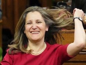 La vice-première ministre Chrystia Freeland est vue à la Chambre des communes alors qu'elle attend le discours du président américain Joe Biden au Parlement, à Ottawa, le vendredi 24 mars 2023.