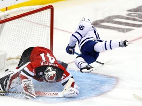 Mitch Marner des Maple Leafs marque contre le gardien de but des Devils du New Jersey Vitek Vanecek au cours de la troisième période le mardi 7 mars 2023 à Newark, NJ Les Maple Leafs ont gagné 4-3.