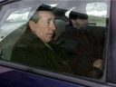 Vito Rizzuto, vu ici en janvier 2004, est emmené d'un poste de police de Montréal après avoir été arrêté à son domicile de Montréal pour meurtre aux États-Unis  