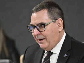 Le président de la Ligue de hockey junior majeur du Québec, Gilles Courteau, témoigne devant un comité législatif étudiant les initiations dans les équipes juniors, à l'Assemblée législative de Québec, le mercredi 22 février 2023. Courteau a annoncé sa démission, avec effet immédiat, en tant que Hockey junior majeur du Québec Commissaire de la ligue, après 37 ans de service.