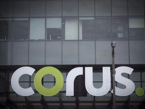 Le logo de Corus est affiché à Toronto le vendredi 22 juin 2018. Han Dong menace de poursuites judiciaires contre Global News et sa société mère Corus Entertainment suite à une allégation selon laquelle il aurait parlé à un diplomate chinois du retard de la libération de deux Canadiens.LE CANADIEN PRESSE/ Tijana Martin