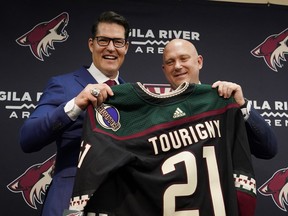 Le directeur général des Coyotes de l'Arizona, Bill Armstrong (à gauche), pose avec le nouvel entraîneur-chef André Tourigny en 2021.