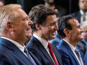 Le premier ministre de l'Ontario, Doug Ford, le premier ministre Justin Trudeau et le PDG d'AstraZeneca, Pascal Soriot, lors d'une annonce à Mississauga, en Ontario, le 27 février 2023.