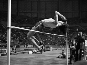 Debbie Brill, sauteuse en hauteur de Mission, C.-B., première femme nord-américaine à franchir six pieds et médaillée aux Jeux du Commonwealth de 1970, survole la barre lors d'une compétition d'athlétisme au Pacific Coliseum.  20 février 1971.