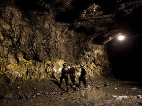 Des gens regardent un affleurement de gisements de cuivre et de nickel dans une mine à Sudbury, en Ontario.