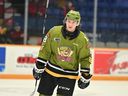 L'attaquant du North Bay Battalion Josh Bloom joue dans un match de la OHL plus tôt cette saison.  Les Canucks de Vancouver ont échangé contre l'espoir de 19 ans le 27 février 2023.