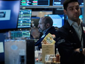 Traders travaillant sur le parquet de la Bourse de New York.